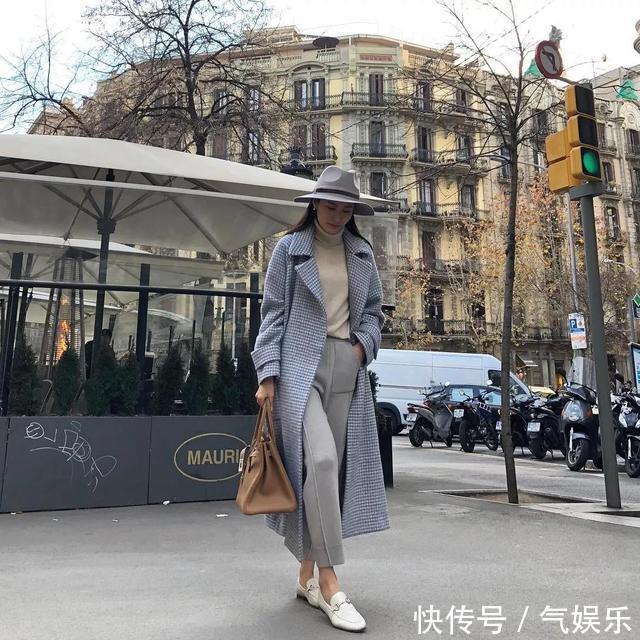 “大衣+羊绒衫”真的太高级,精致女人都爱这么穿,上身就是气质