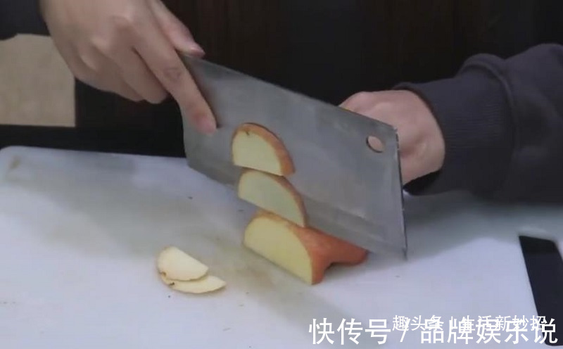 苹果片和食盐泡水,真是厉害,解决了男女朋友的苦恼,赶紧去试试