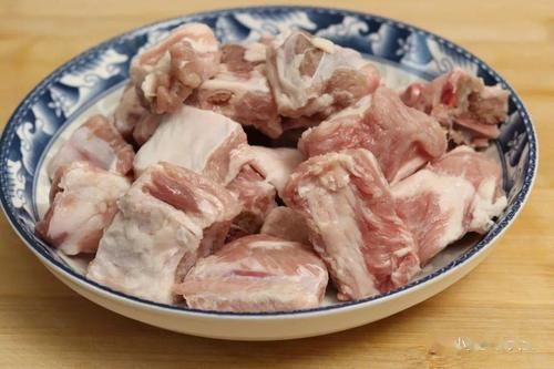 买排骨时，别只会挑肉多的，牢记5点，轻松挑出新鲜好排骨