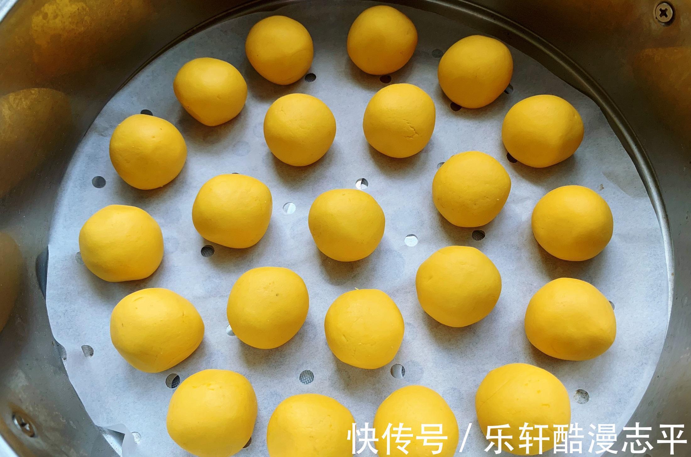 糯米团|一口一个好吃的南瓜球,椰香浓郁,只需一个蒸锅就搞定