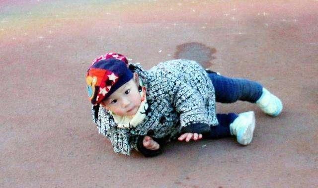 洛芸|2岁男童不慎摔下楼,亲妈大喊“不准扶”,医生赶来后连连夸奖