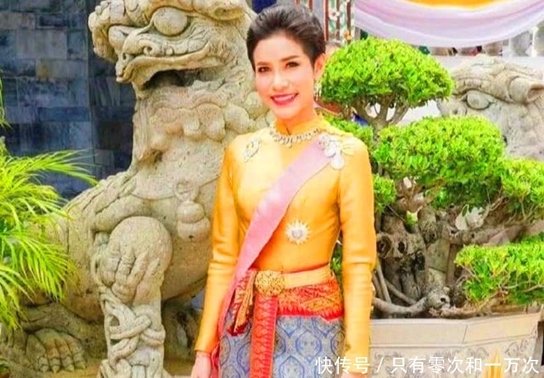 留恋|诗妮娜贵妃被国王赶出皇宫瞬间,回头看了看巍峨的宫墙,充满留恋