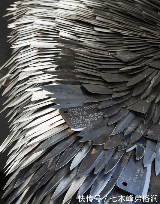 受害者|耗时2年用10万把杀人凶器打造刀天使,每把刀上刻有受害者名字!