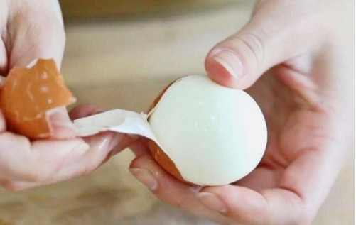 鸡蛋的蛋|水煮蛋时,不要直接下水煮了,多加1步,壳一碰就掉,又香又嫩