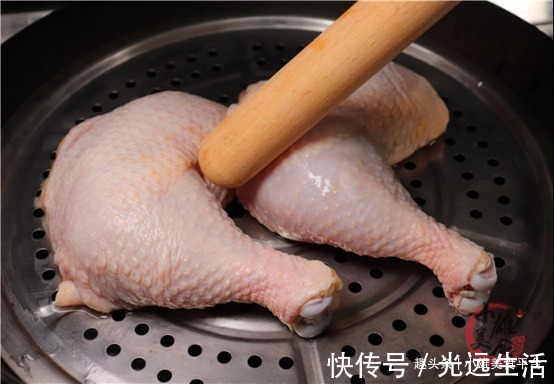 柠檬|把鸡腿放锅里蒸一蒸,瞬间变美食,从没见过这做法,营养又解馋