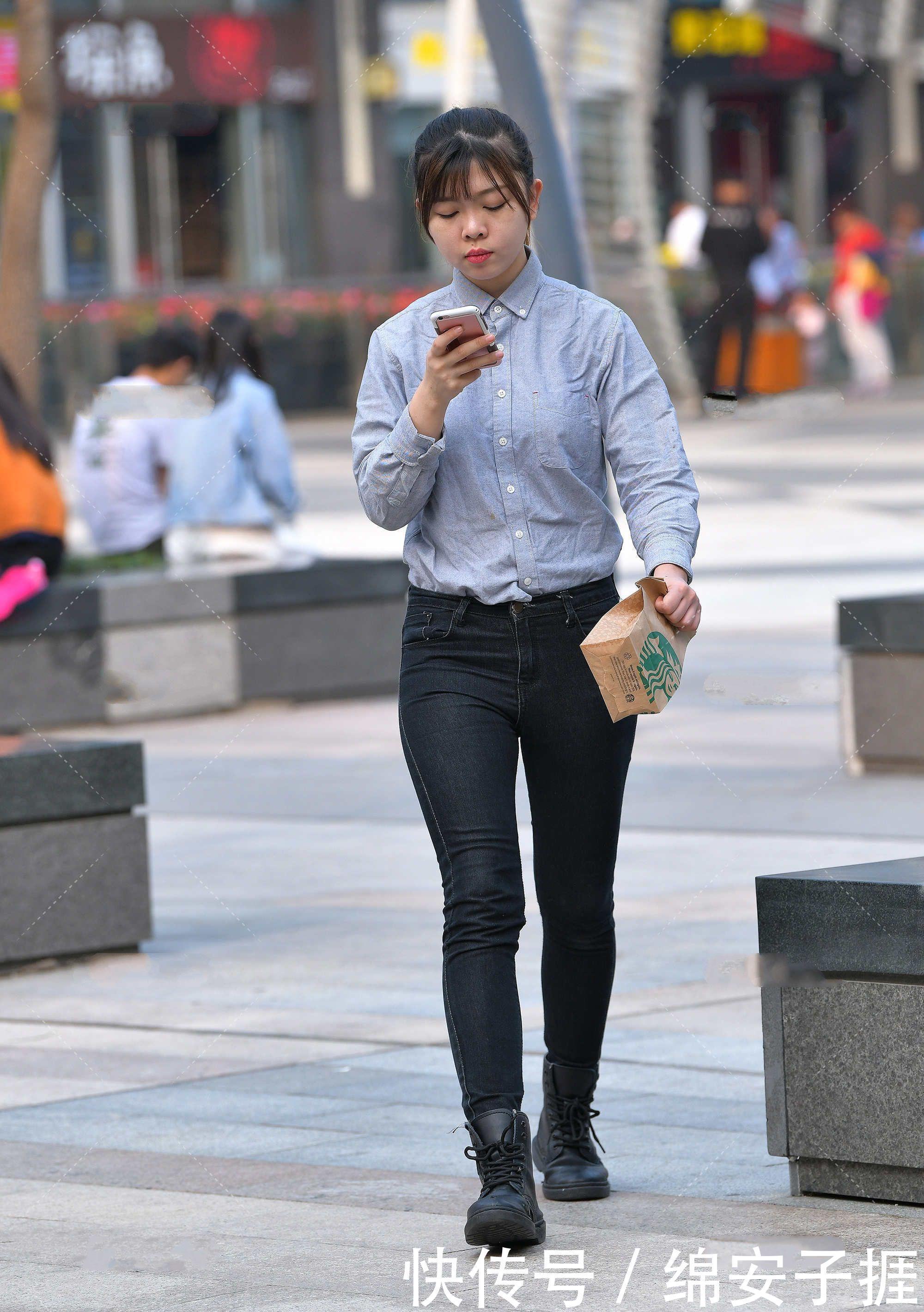 浅蓝色牛仔衬衫，干净利落，帅气洒脱