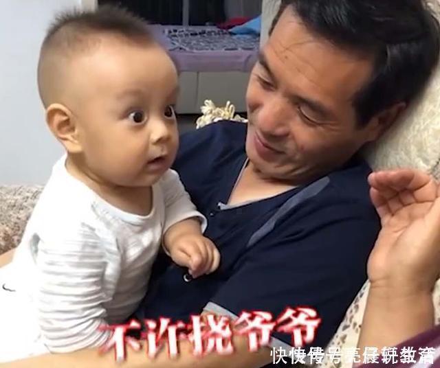 家长|8个月宝宝跟奶奶“顶嘴”,嚣张模样笑翻爷爷,网友可爱的过分