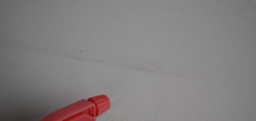 白墙脏了不用重新刷, 教你一个窍门, 简单一擦, 立马干净如新