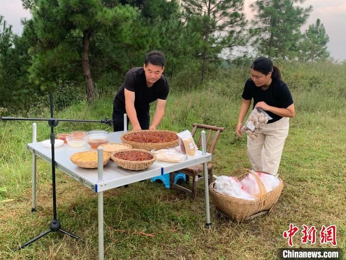 林俊|网红村民抗癌路：边治疗康复 边“带货”农产品