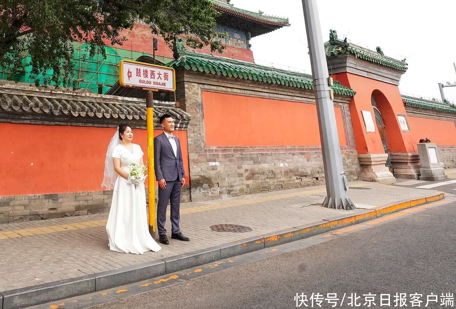 见证|鼓楼见证浪漫时刻！“七夕”情侣红墙前拍婚纱照