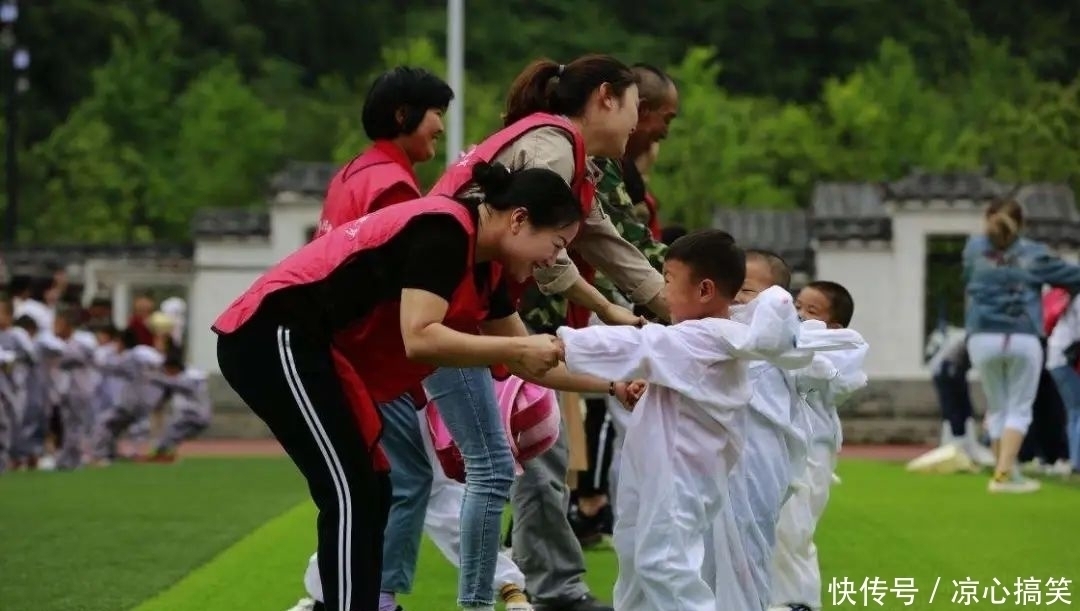 小学到大学，不同时期“班草”什么样？小学生萌帅，高中太低调