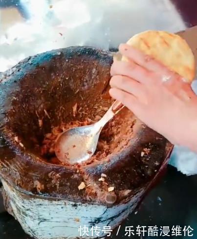 吃货|吃货去买肉夹馍,发现切肉的木墩上有“坑”,网友传了多少代