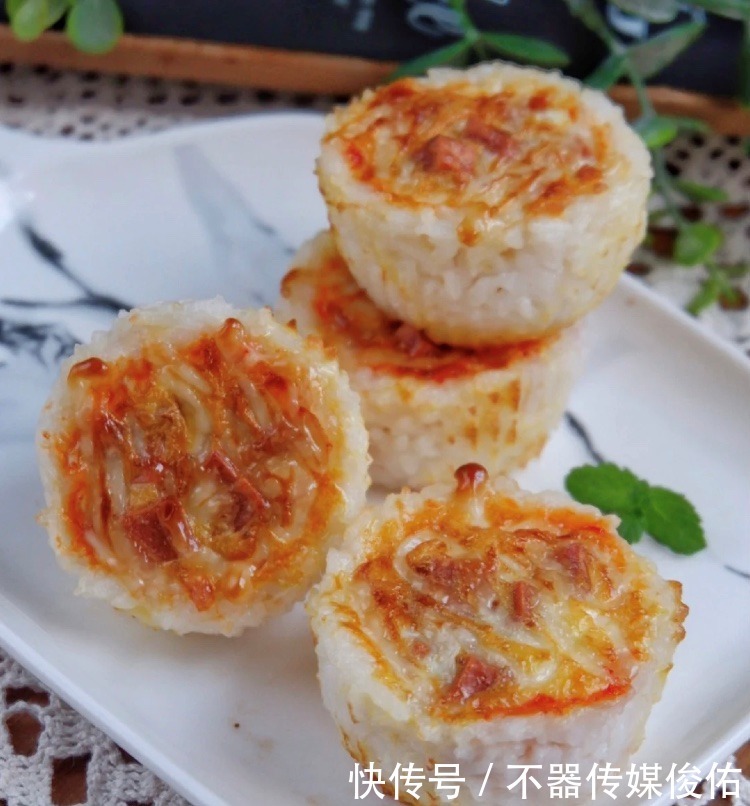 米饭|剩米饭的逆天吃法!爆浆芝士火腿焗蛋!