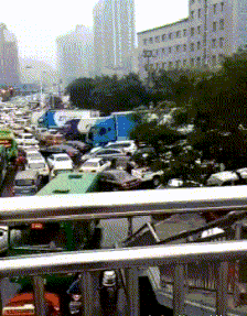 |搞笑GIF:第一次见女网友,之前她一直说是个胖子,今天一看,果然是