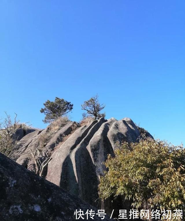 仙游石剑山，山顶一巨石形似利剑，有点霸气