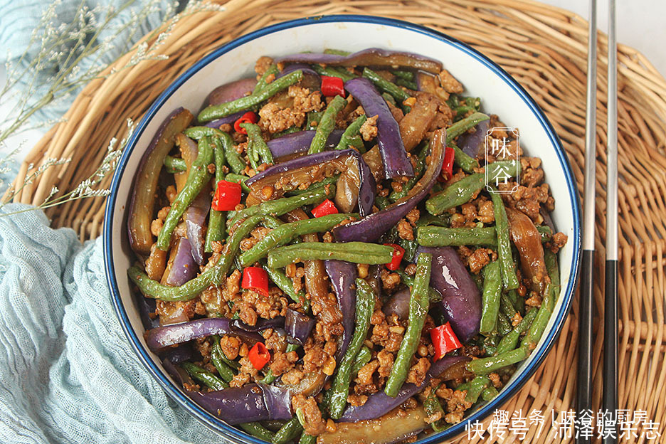 油腻|做茄子豆角时,直接过油就错了,大厨教您一招,茄子不黑不油腻