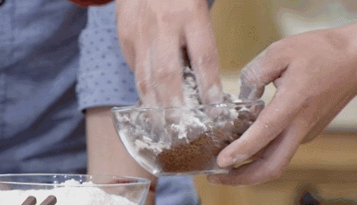 家里有面粉就能做,千层麻酱红糖饼来了!钙含量是牛奶的4倍