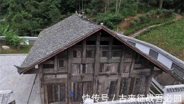 木屋$老农住价值8亿金丝楠木木屋,100万卖给投资商,今搬回乡下盖新房