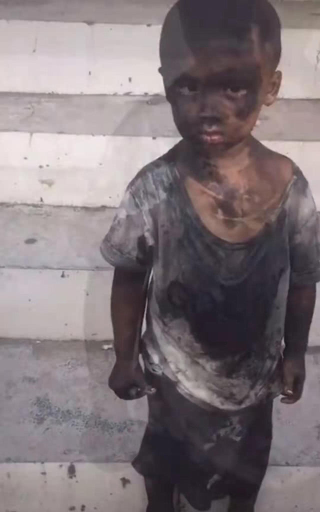 幼儿园|幼儿园放学,两个孩子一直没有人认领,亲妈瞅了十分钟没有认出来