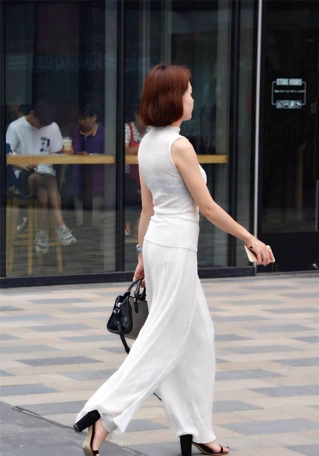 看了她的身材才知道,有一个好的比例是多么的重要
