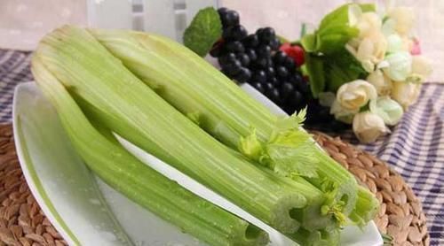 食物|女性到了中年常吃三种食物,补充营养,延缓衰老,好吃又不贵