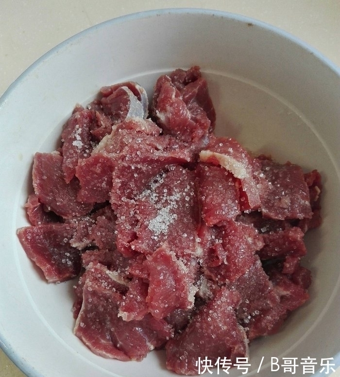 老妈炒的牛肉是一绝，吃过的都说特别嫩，全因为多了这个步骤！