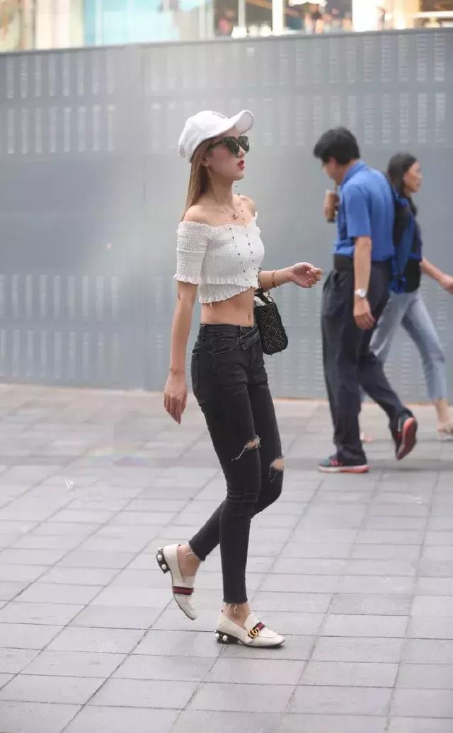 开叉式|街拍小姐姐深蓝色的运动短裤搭配深蓝色的修身半袖,很有少女范