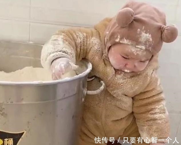 萌娃|趁妈妈不注意,萌娃钻进面粉桶嬉戏,外婆做法实力演绎“隔代亲”