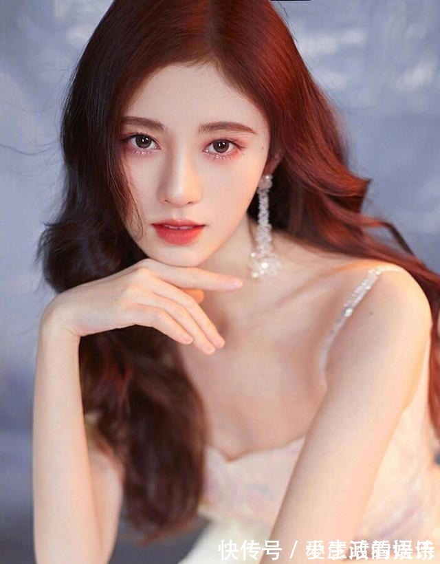 青木 别再染“挂耳染”了!今年秋天流行“奶茶发”,时髦减龄又气质