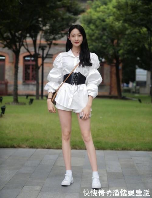 半个月|街拍:如何把热裤穿得更时髦,15套潮人街拍,半个月穿搭都不重样