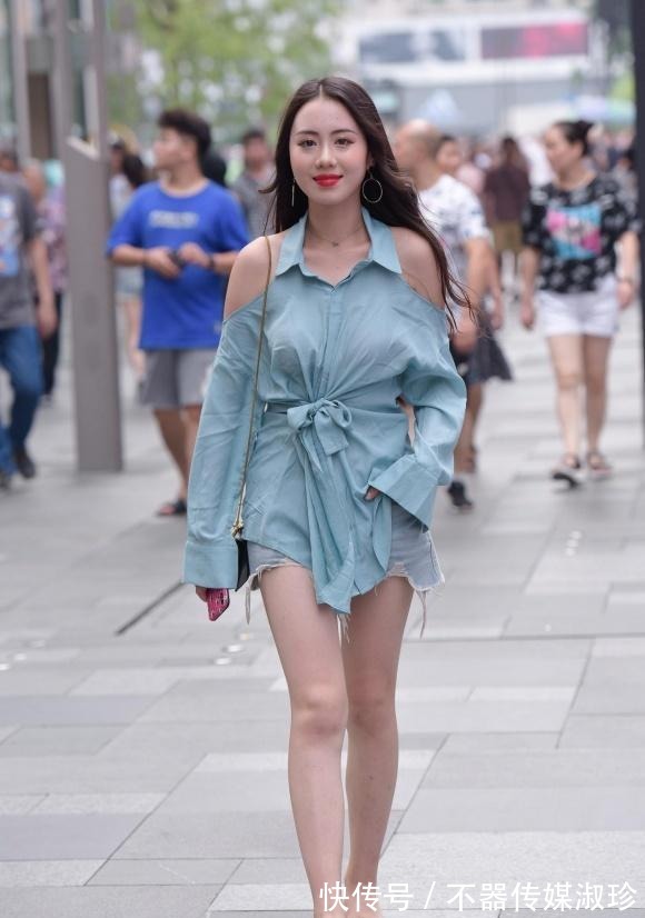 搭配|美女就是会穿搭，衬衫穿出露肩的风格，修身显瘦又显魅力