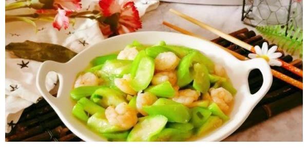 脆嫩|丝瓜炒虾仁，记住一个窍门，丝瓜不黑，口感脆嫩，鲜香好吃。