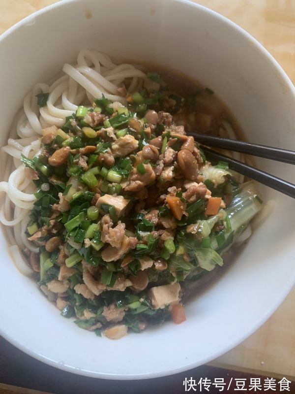 这道香喷喷的炸酱面，一上桌就被哄抢一空