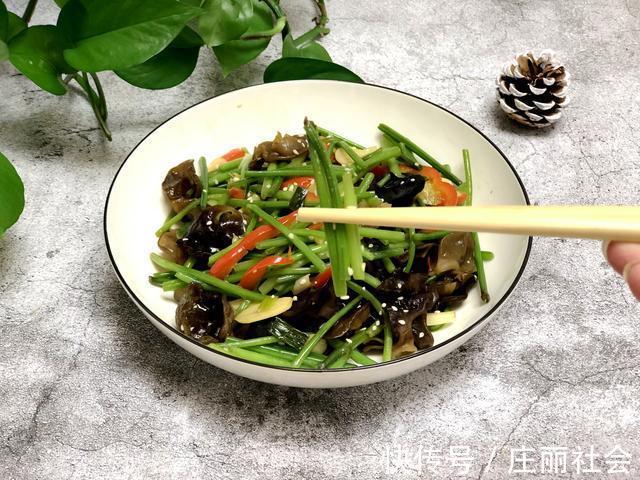 近视眼|霜降红薯甜如蜜,收完红薯叶子别乱扔,配上木耳炒一盘,特别美味