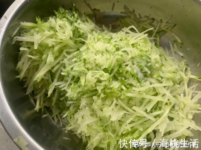 萝卜|炸萝卜丸子时,这一步不能少,丸子外酥里嫩,放凉不发硬,超好吃