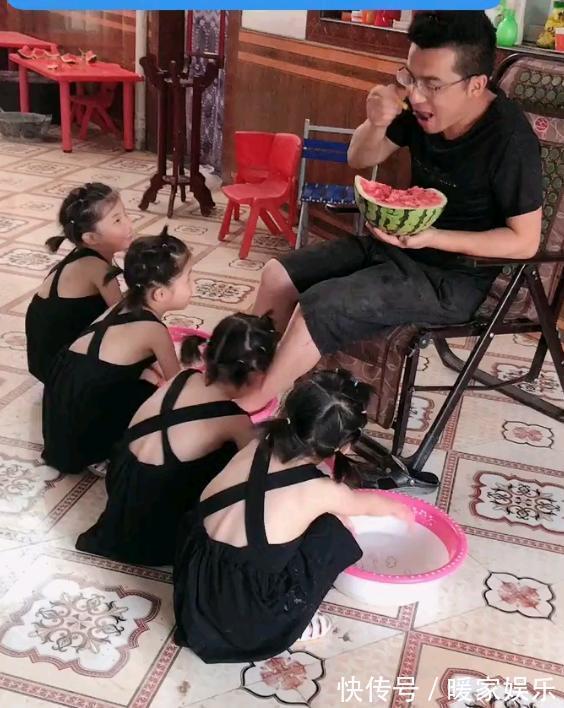 爸爸|4个女儿给爸爸洗脚，爸爸本以为达到人生巅峰，下一秒便跌入谷底