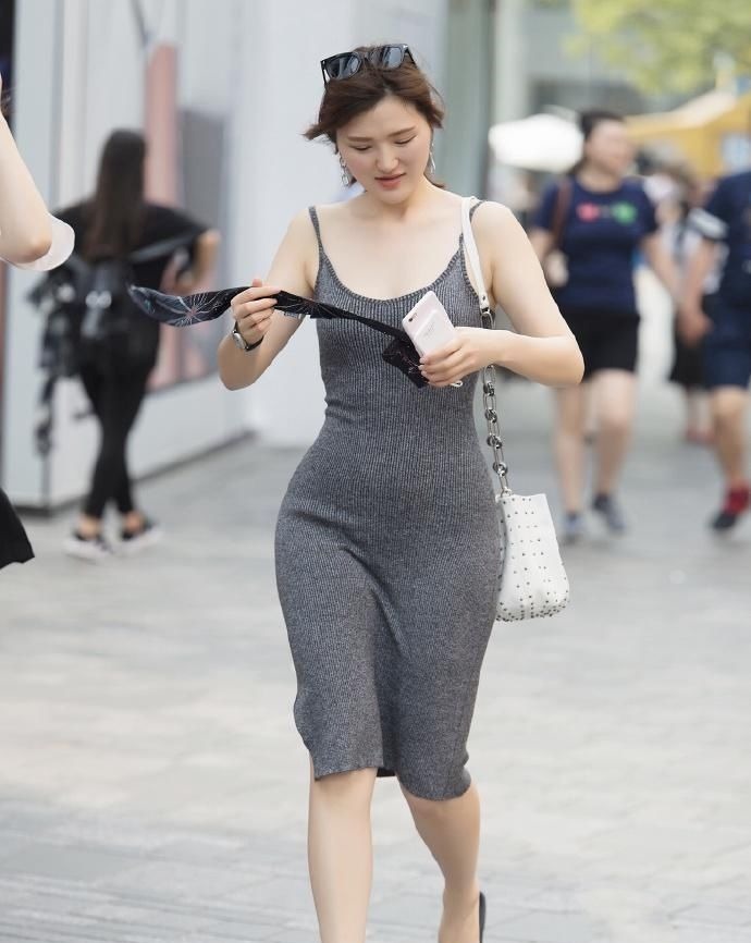 成熟 32岁阿姨的吊带裙,着实有魅力,一般少女穿不出来