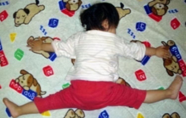 孩子|宝宝“高难度睡姿”火了,妈妈掀开被子一看,网友:嫦娥奔月?