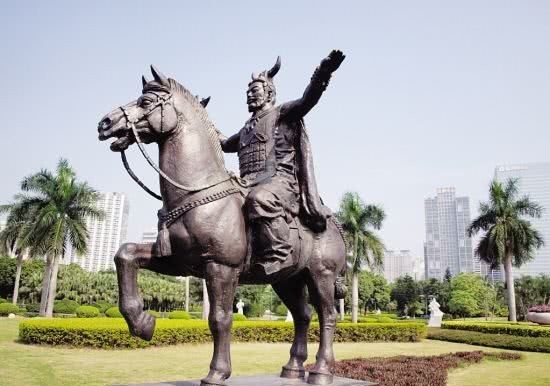 工人在小山坡施工，意外发现尘封两千多年的古墓，揭开一传奇王朝