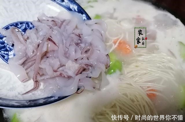 中午到老妈那蹭饭,大碗面一上桌,网友沸腾确定了,绝对是亲妈!