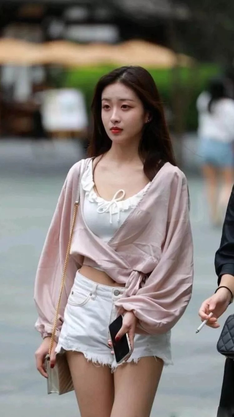 气质又成熟的搭配,少不了一双高跟鞋的加持