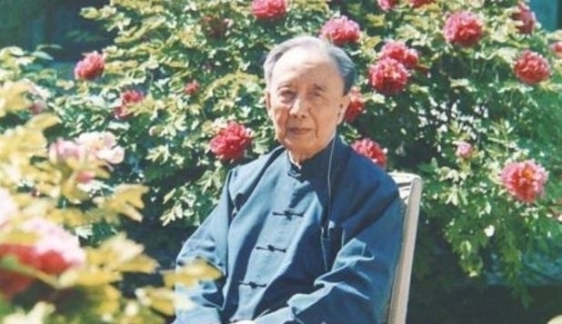 文人@郭沫若用四字骂鲁迅,鲁迅用五字回骂,世人笑称:这就是郭沫若了