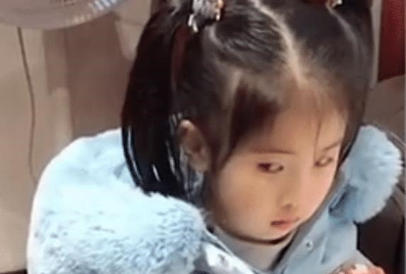 秒怂|二宝欲上前“捣乱”,被姐姐一个“眼神杀”吓退,乖怂表情亮了