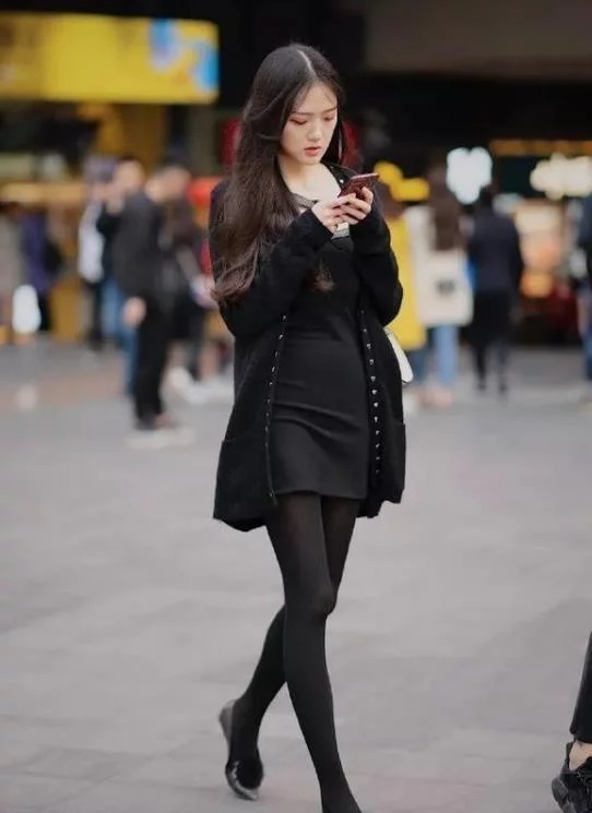 街拍|行走在街头的马尾美女,一身露背红吊带裙装,醒目又耀眼