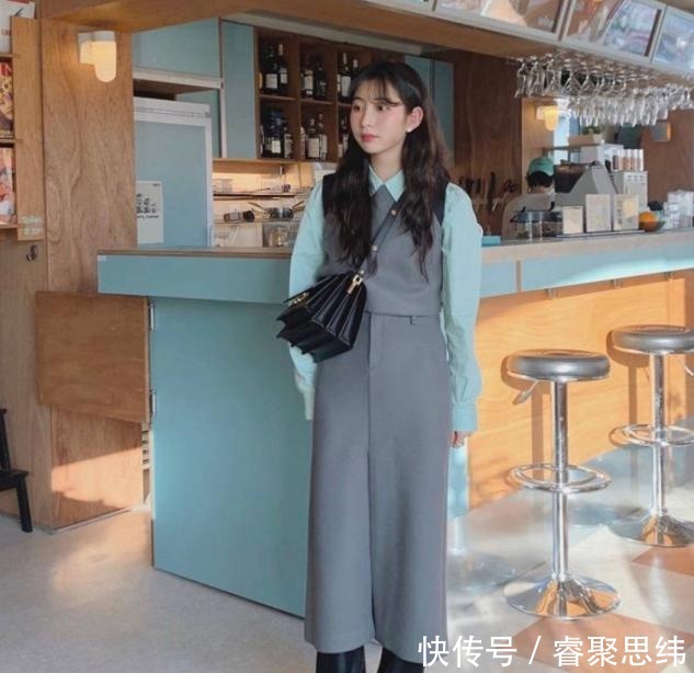 “短款上衣 + 高腰下装”，早春这么穿显瘦显身材