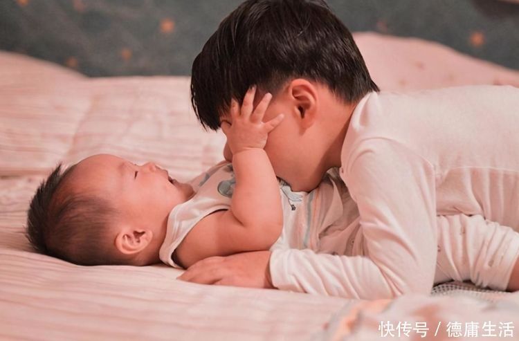 2岁半大宝和二胎“抢母乳”,宝妈心疼又无奈喂奶还要躲着他