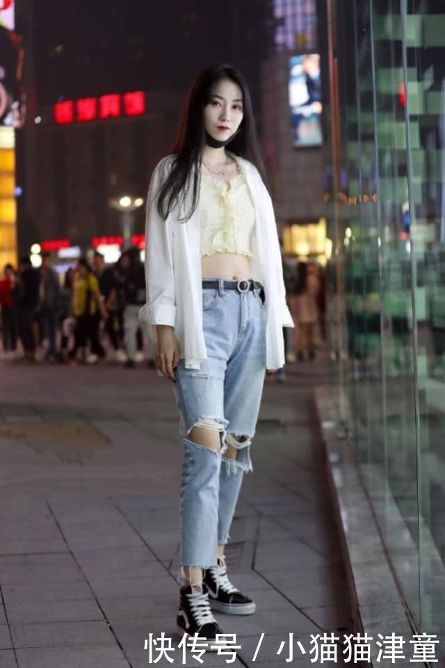 时尚|街拍淑女风尚的时尚小美女,休闲西装搭配牛仔裤,显得高贵而优雅