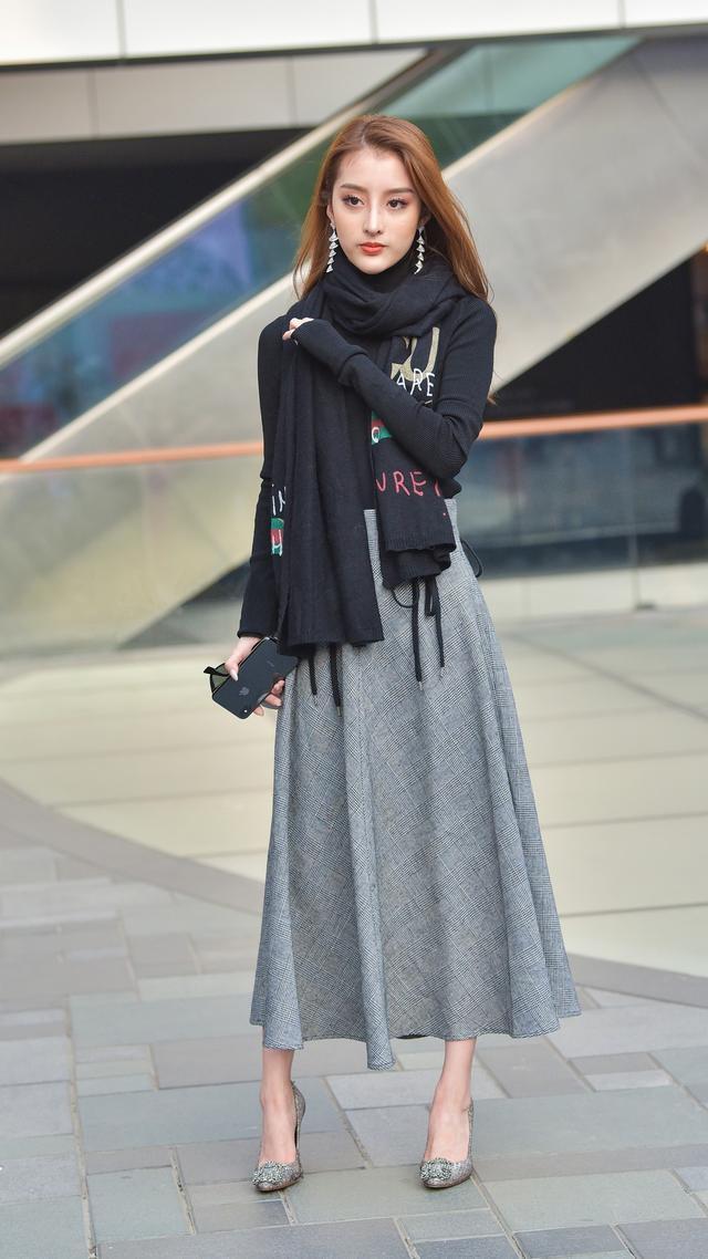 秋天 秋天这样穿半身裙,搭配黑色修身打底,完美修饰出好身材