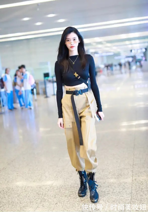 小姐姐|张萌真不像阿姨辈,穿露胃装配工装裤走机场,“小蛮腰”不输00后