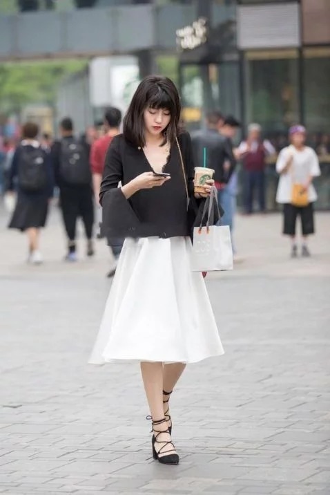 街拍:小美女经典的黑白配,时尚大方,尽显低调冷艳的美